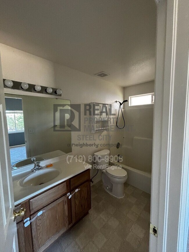 Building Photo - 813 Ardath Ln