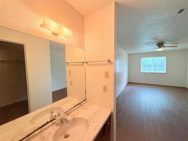 Building Photo - 10904 Meadgreen Ct