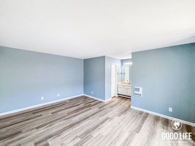 Building Photo - SD: Spacious 2BD/2BA Condo in Hillcrest with Private Balcony, Community Pool & Tennis Court