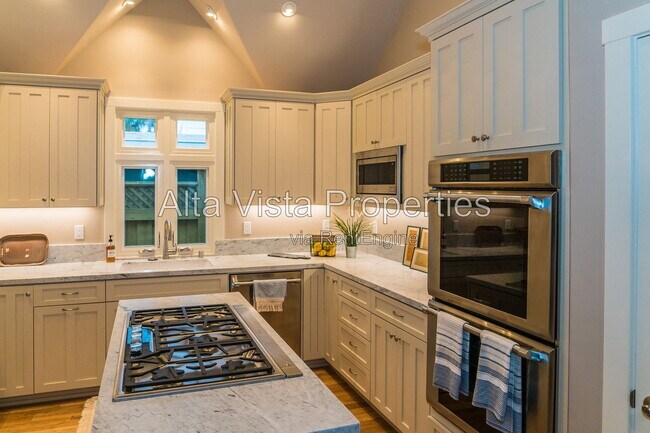 Building Photo - 5606 Dolphin Pl