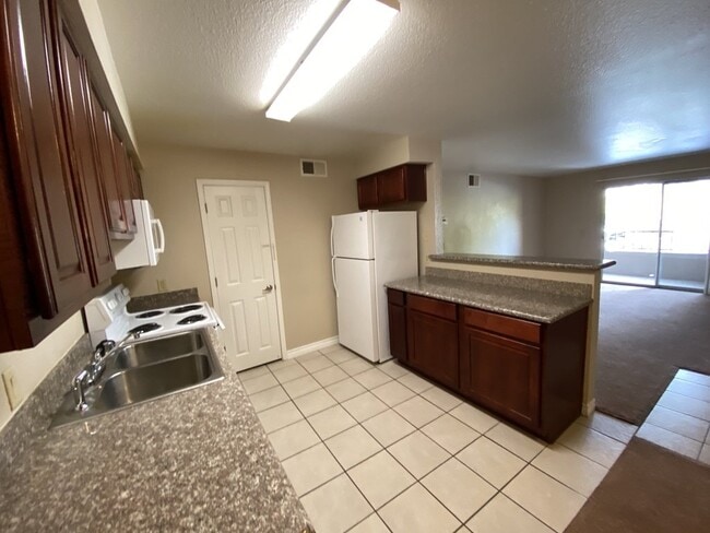 Building Photo - 3 Bedroom 2 bath condo located on second floor.