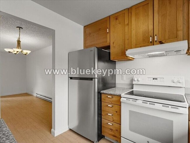 Building Photo - 3 Bed, 1.5 Bath Townhome in Hazel Dell Near Salmon Creek Regional Park