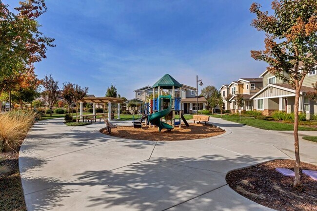 Building Photo - Exceptional 3 Bed 2.5 Bath Townhome in Mor...