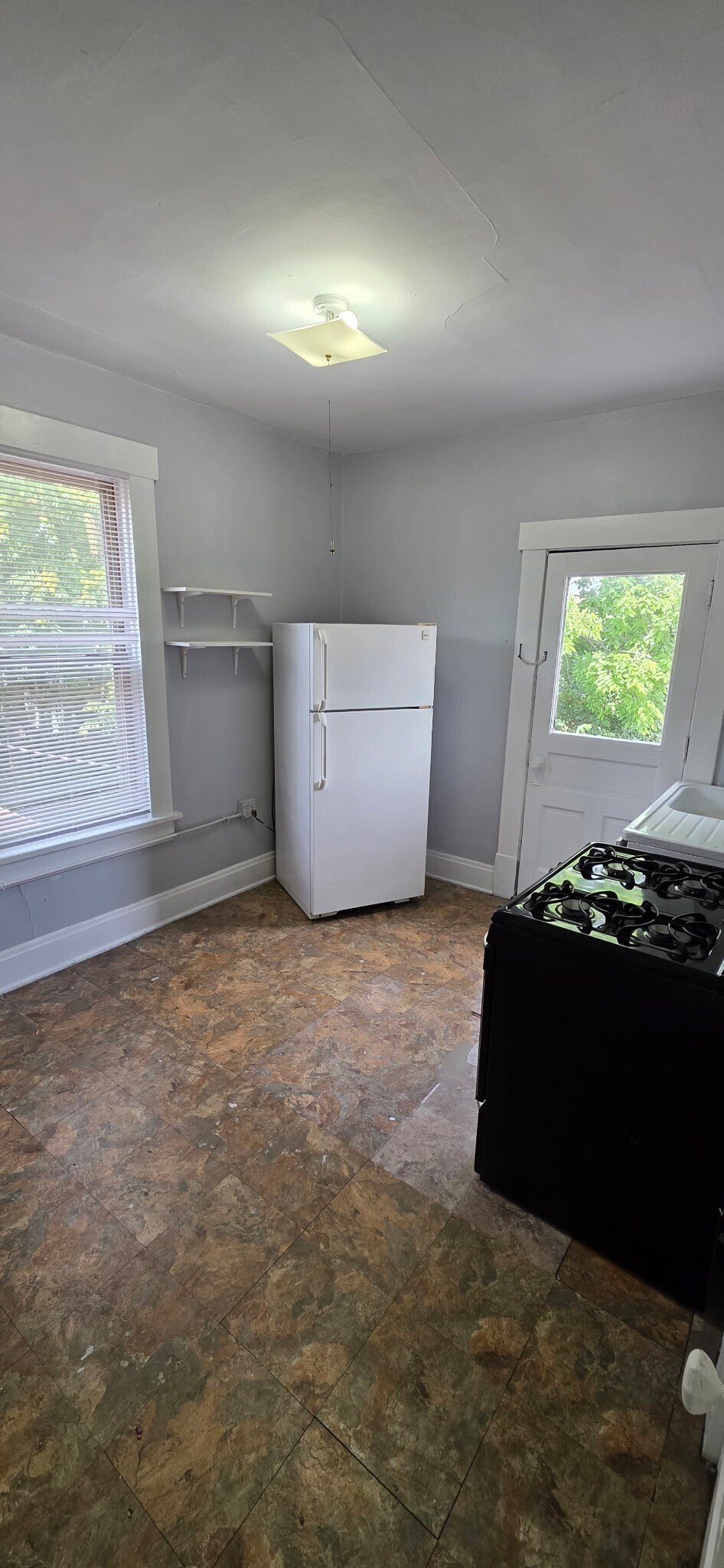 Eat-in kitchen - 68 E Hudson St