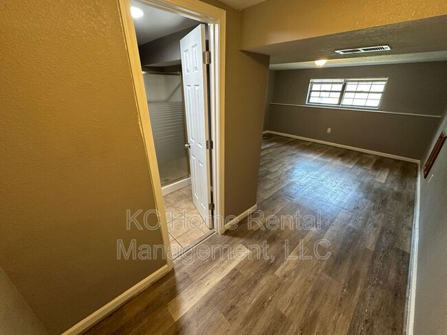 Building Photo - 424 NE Lakeview Dr