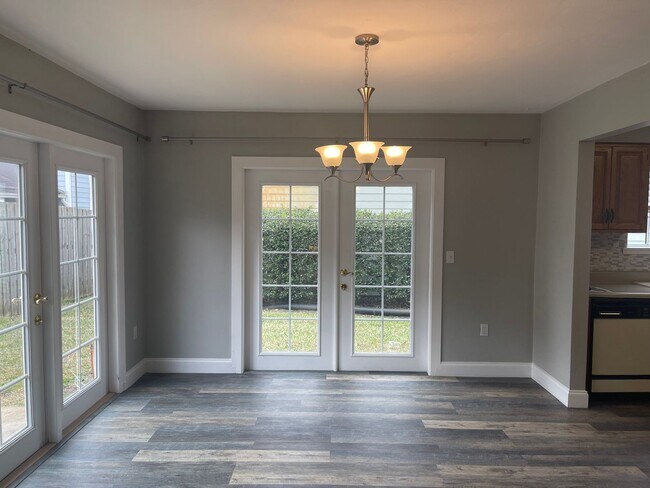 Building Photo - Great Location and No Lawn Work!