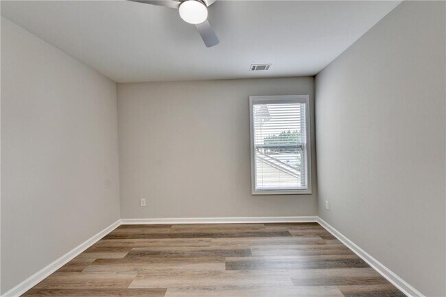 Building Photo - 2208 Staunton Dr NW