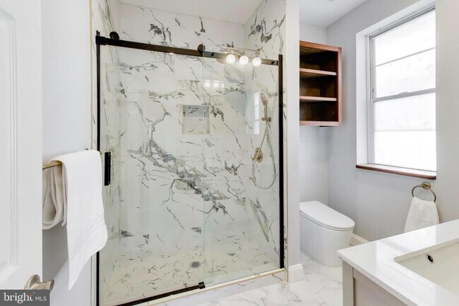 Building Photo - 1006 Otis Pl NW