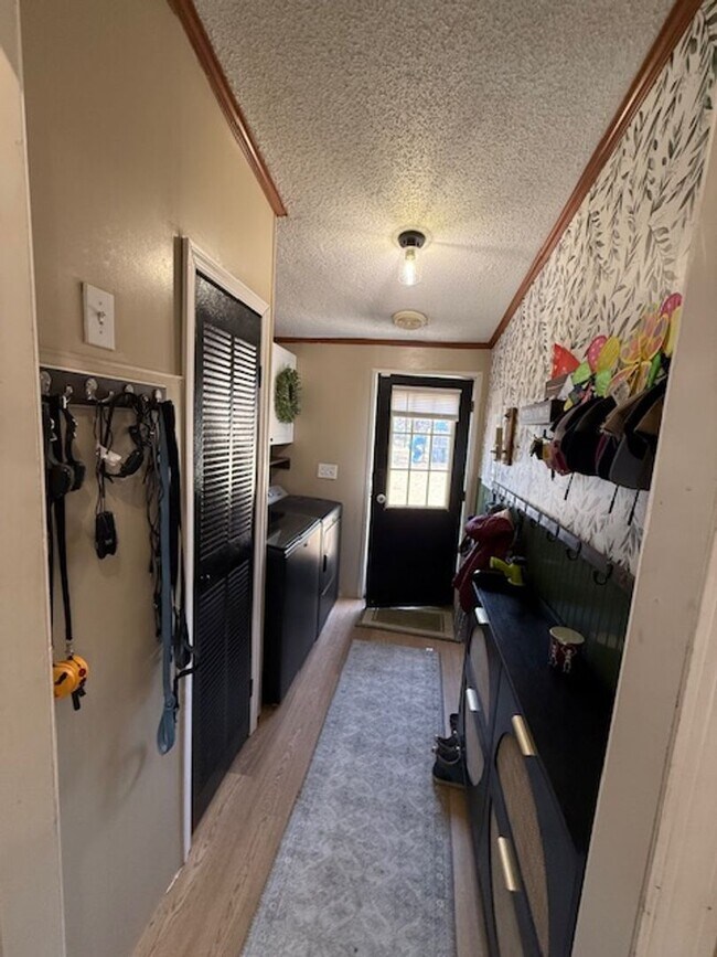 Building Photo - $500 OFF move in SPECIAL!  Room to Roam