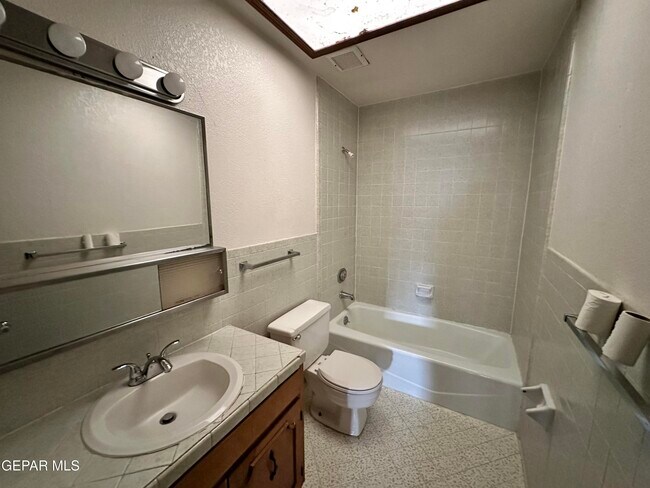 Building Photo - 815 Del Mar Dr