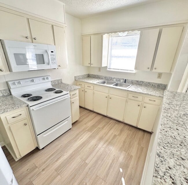 Building Photo - AVAILABLE NOW!