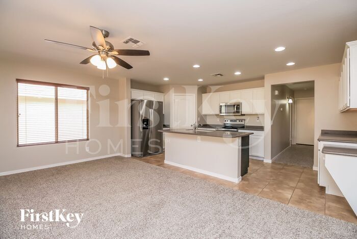 Building Photo - 914 W Desert Canyon Dr