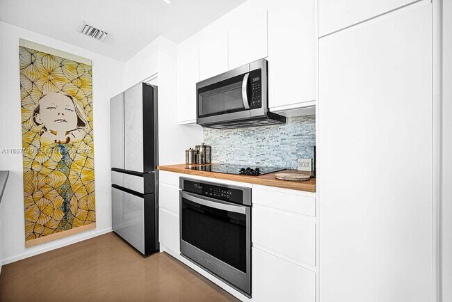 Building Photo - 300 S Biscayne Blvd