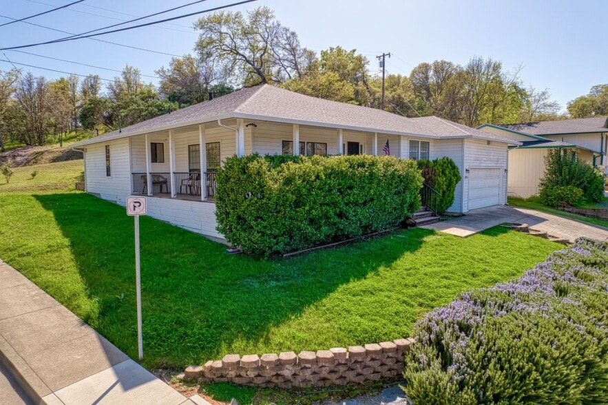 Building Photo - 805 Jerry Dr