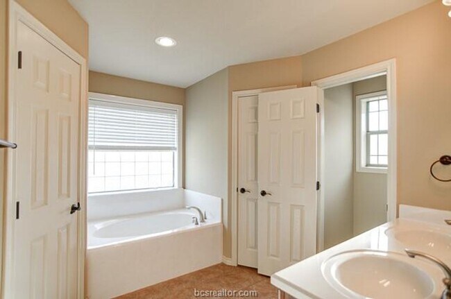 Building Photo - Available August 2026! Beautiful 5 Bed/4 B...