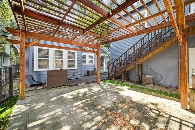 Building Photo - 907 W Melwood St