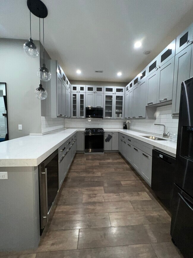 Building Photo - 443 E 45th Pl