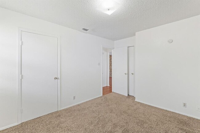 Building Photo - 302 Algerita Dr