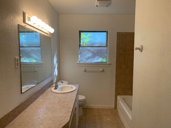 Building Photo - Spacious 3 Bedroom, 2 Full Bath Home Located in SW Ft. Worth!