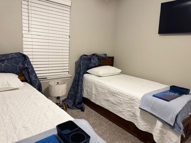 Building Photo - 1833 Sundown Dr