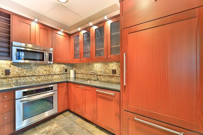 Building Photo - 500 W Harbor Dr