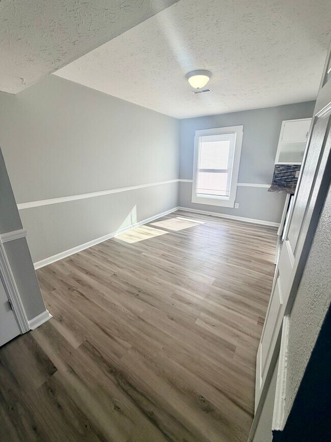 Building Photo - 2472 Woodhill Dr