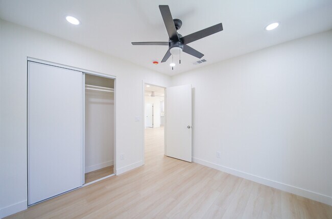Building Photo - 206 W Broadbent Dr