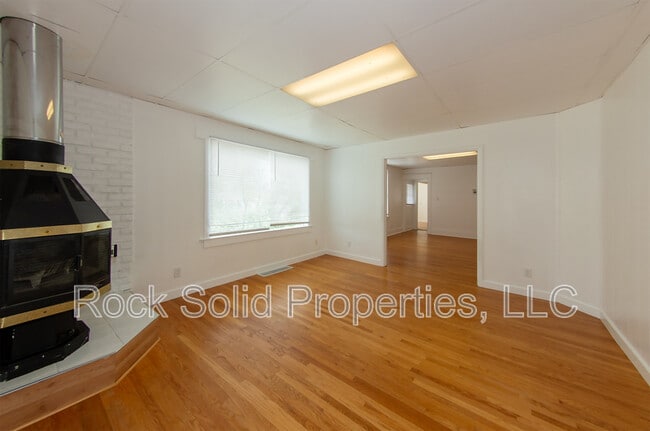 Building Photo - 506 E 7th St
