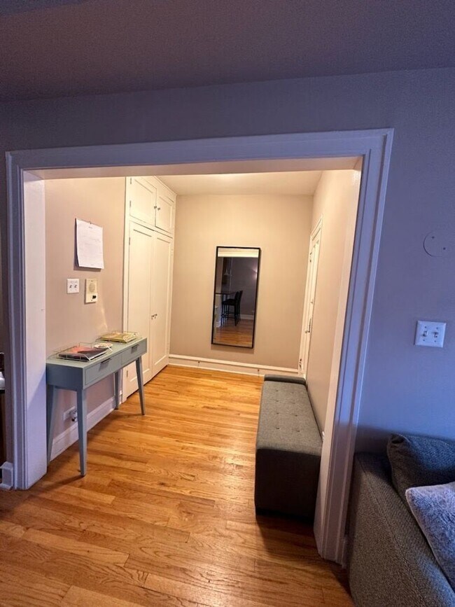 Building Photo - Oak Park Apartment!