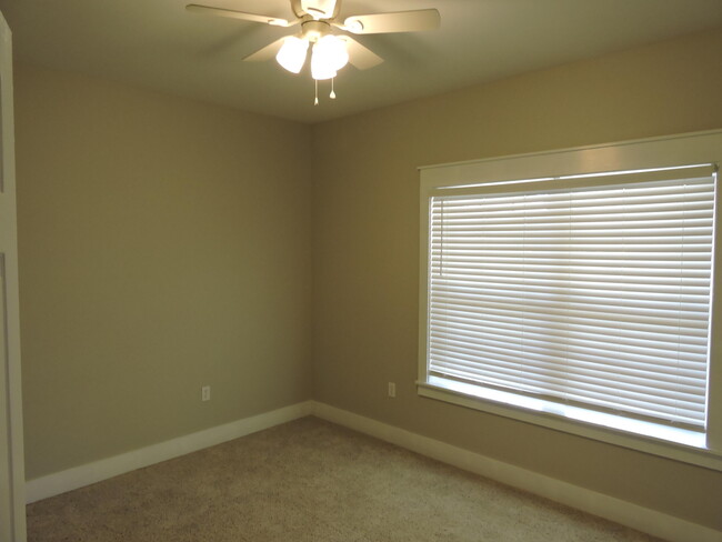 Building Photo - 124 Fairway Dr