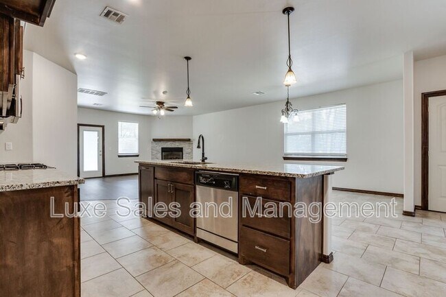 Building Photo - 2200 Alta Vista Ln