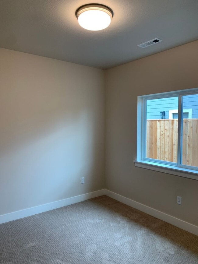 Building Photo - 3 Bedroom 2 Bath Single Family home with L...