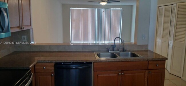 Building Photo - 1591 NE Miami Gardens Dr