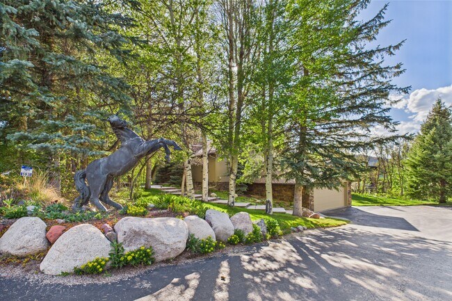 Building Photo - 593 Meadowood Dr