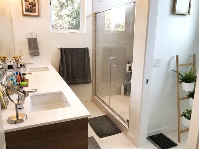Building Photo - Gorgeous, Airy Townhome on Treelined Stree...