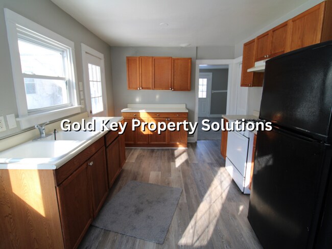 Building Photo - Spacious 3 BR 1 BA House with Dining Room and Basement (NO SECTION 8)