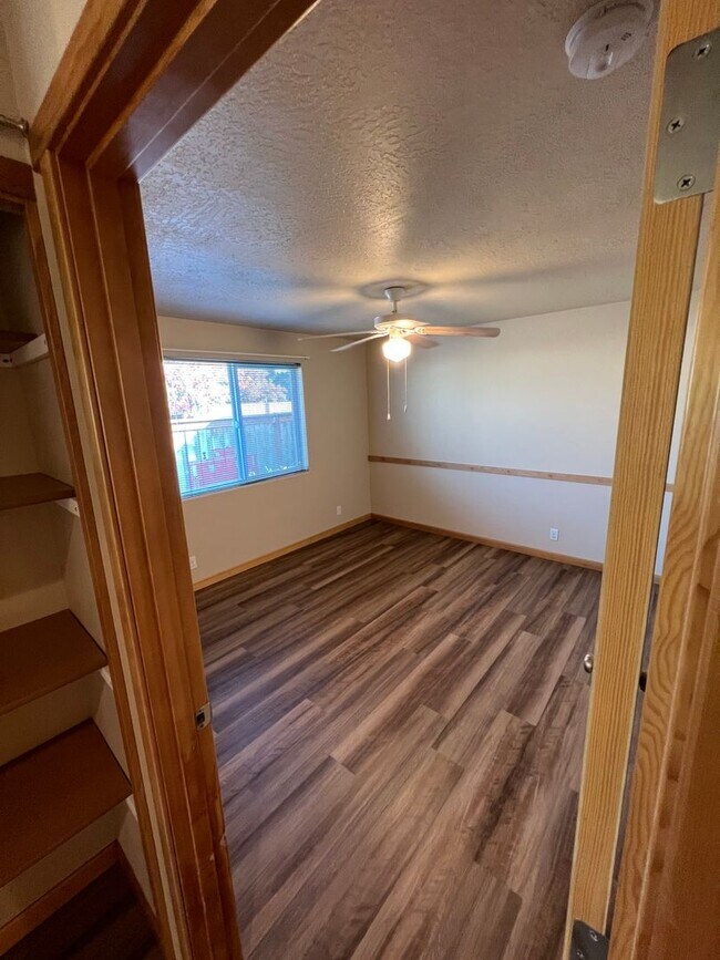 Building Photo - 2-bedroom 1-bathrroom Duplex