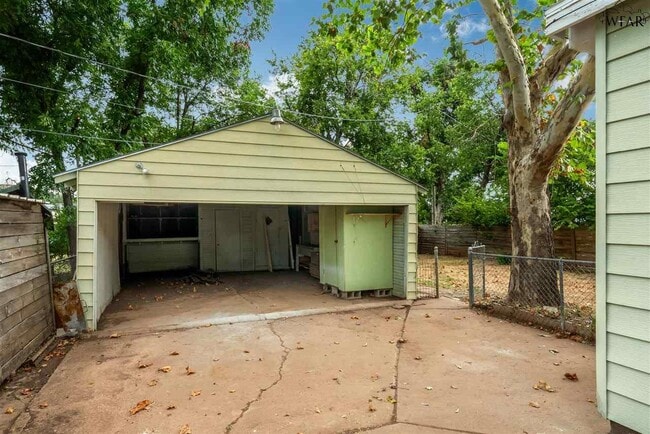 Building Photo - 523 W Inwood Dr