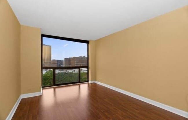 Building Photo - 4343 N Clarendon Ave