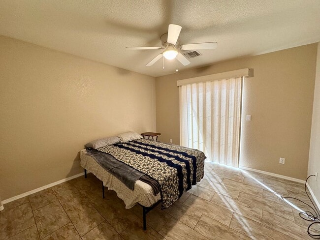 Building Photo - Don't miss this beutiful home with a  pool and mountain views