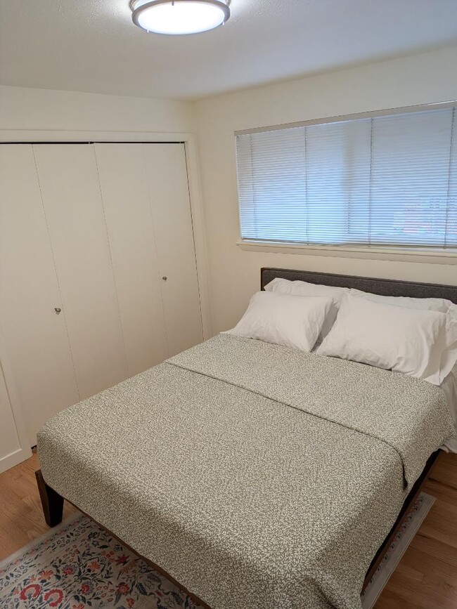 Building Photo - 425 Manhattan Dr