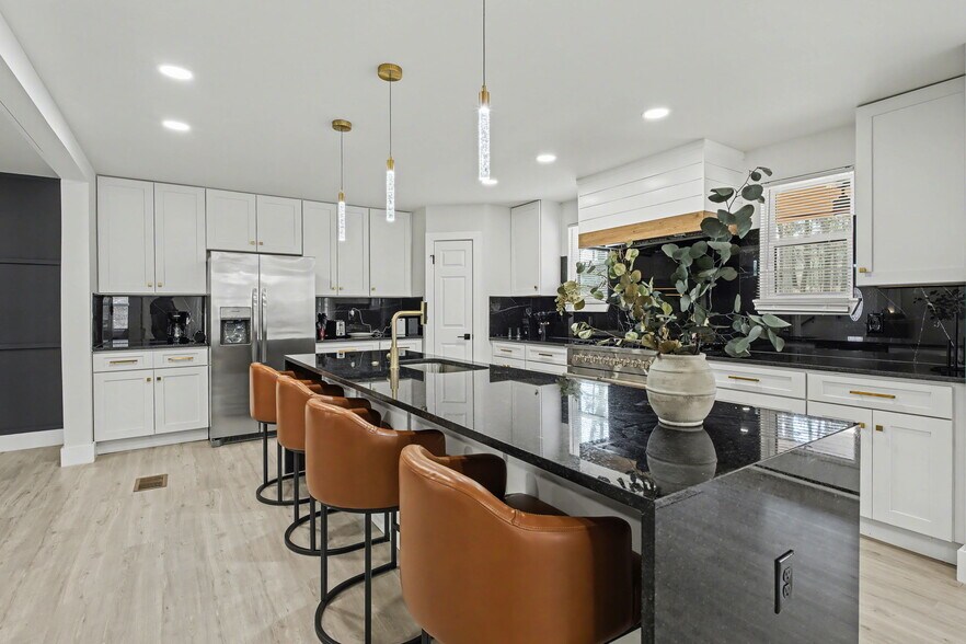 10" Granite Island - 9345 Rocky Woods Dr