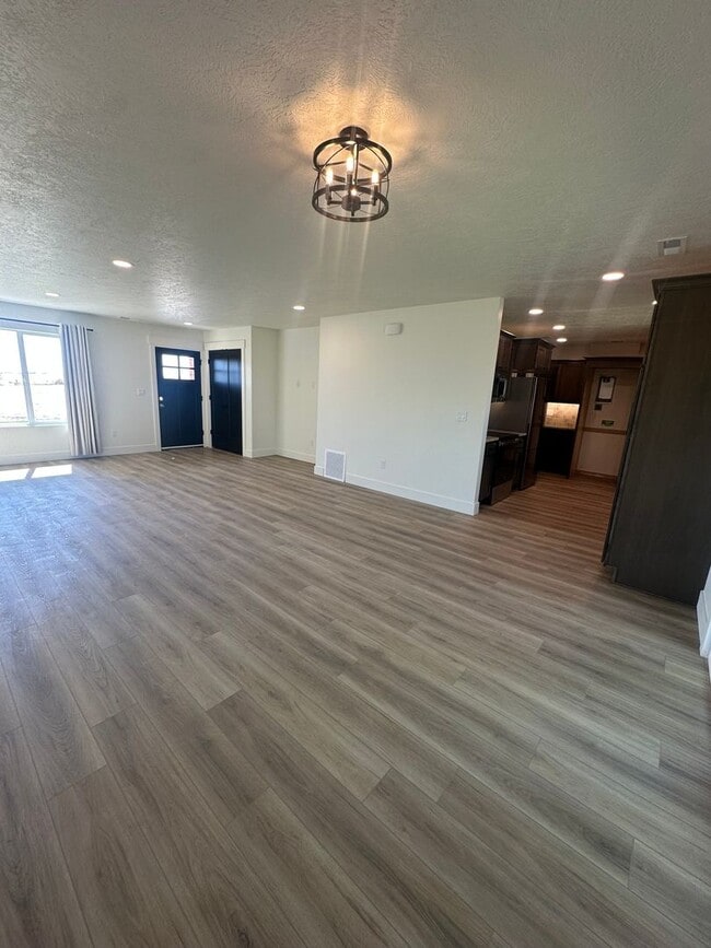 Building Photo - Style and Class....2 Bedroom, 1 bath , 1 C...
