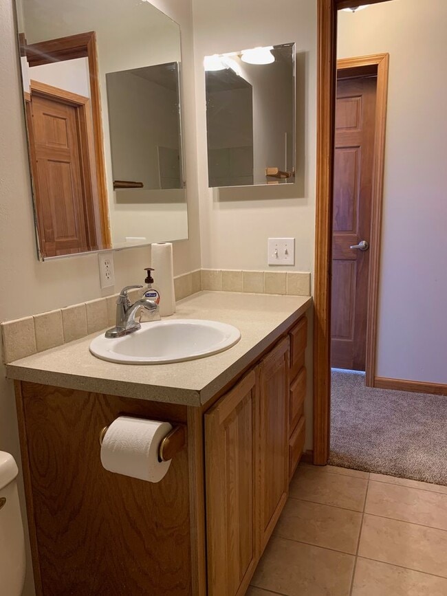 Building Photo - Country living close to the foothills