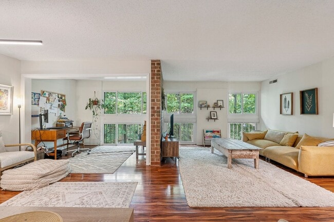 Building Photo - Top-floor condo located in the charming La...