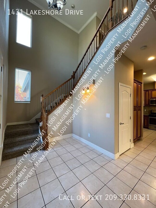 Building Photo - 1431 Lakeshore Dr
