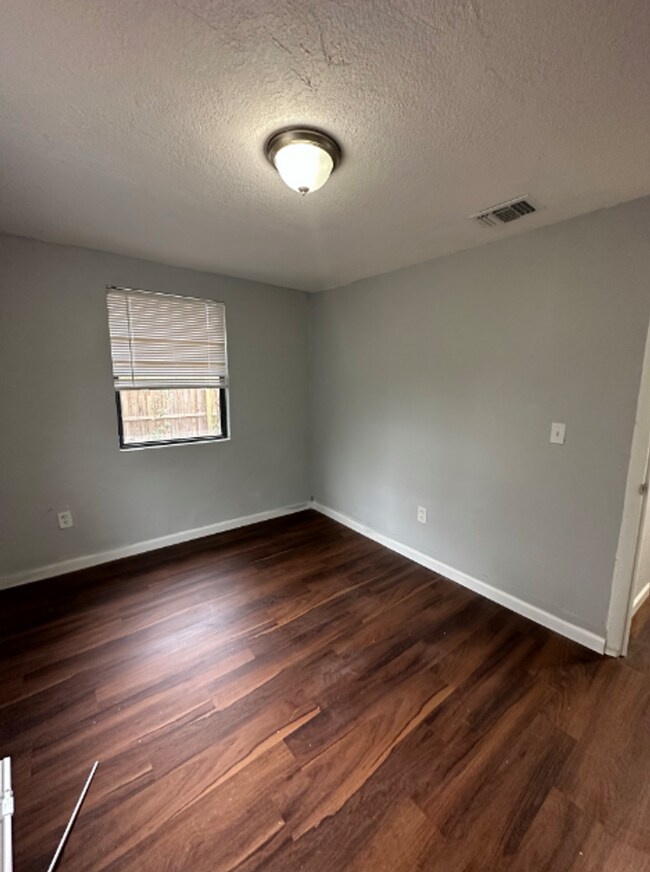 Building Photo - Renovated** Move in Ready** 3/2 Single Family home : Available Now!