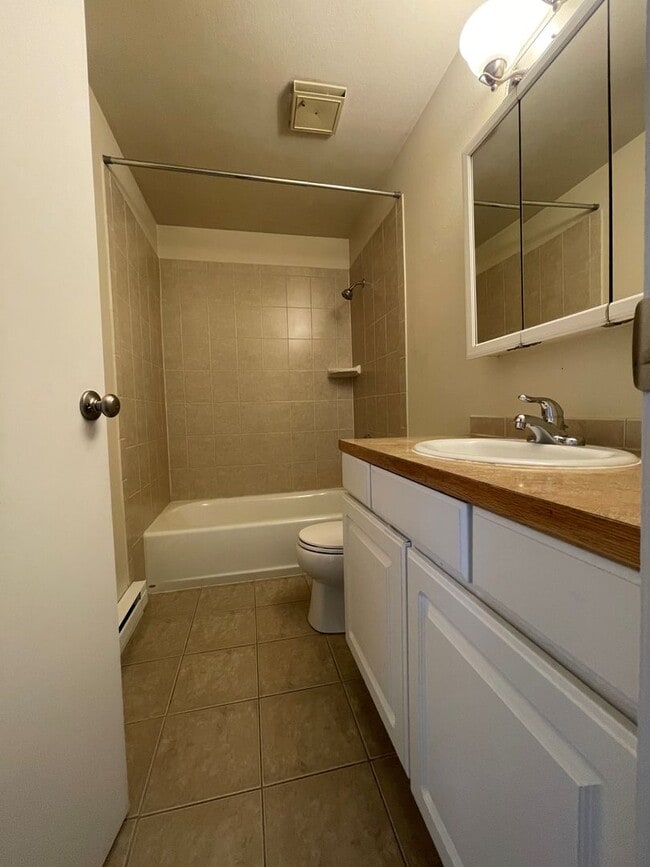 Building Photo - Now renting 2 bedroom Condo upstairs  to v...