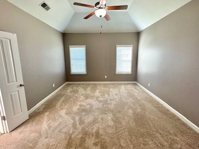 Building Photo - Now Leasing A Spacious 4 Bedroom 2 Bath Ho...