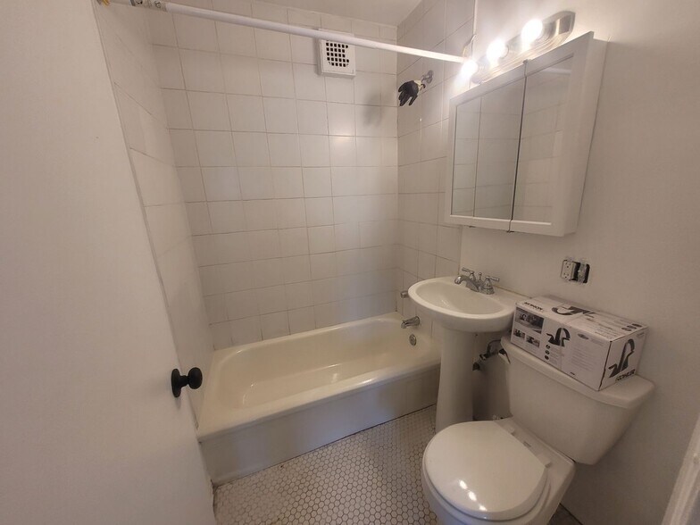 Building Photo - 4730 N Winthrop Ave